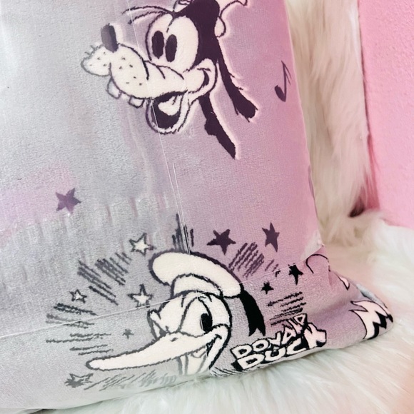 Mickey Pillows‎ and Throw Bundle - Picture 5 of 7